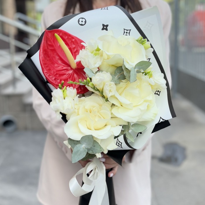 Красный антуриум с розами