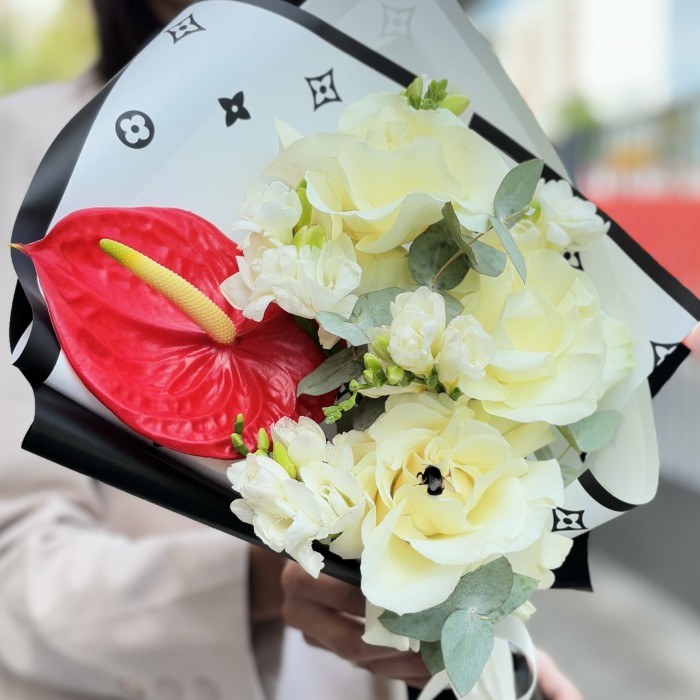 Красный антуриум с розами