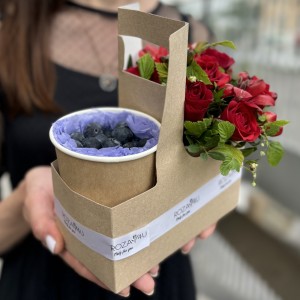 Красный букет комплимент с голубикой MIX Красный букет комплимент с голубикой MIX