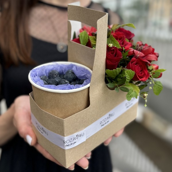 Красный букет комплимент с голубикой MIX