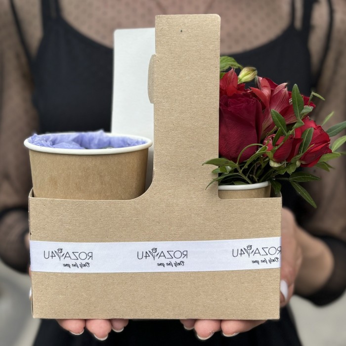 Красный букет комплимент с голубикой MIX