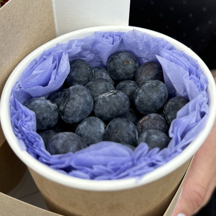 Красный букет комплимент с голубикой MIX