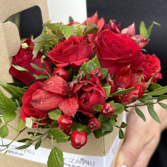 Красный букет комплимент с голубикой MIX