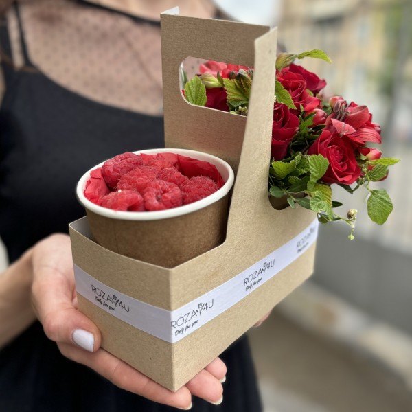 Красный букет комплимент с малиной MIX