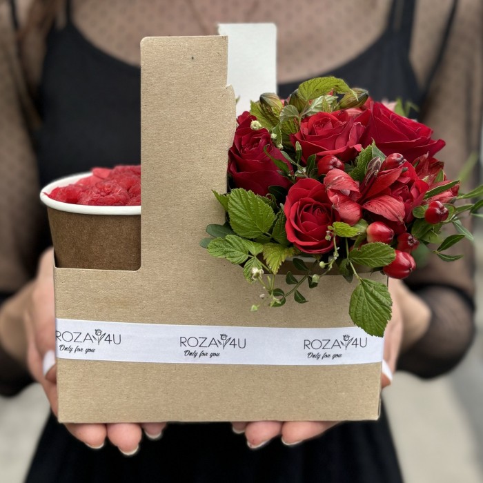 Красный букет комплимент с малиной MIX