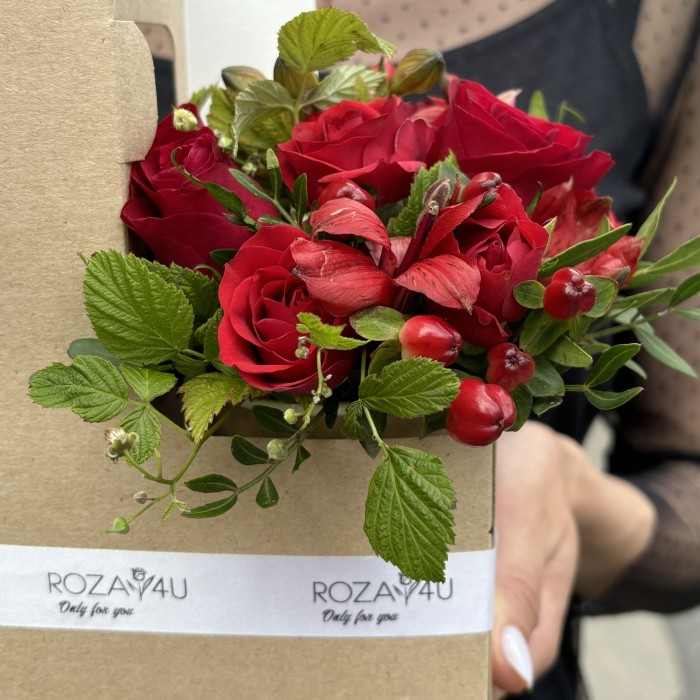 Красный букет комплимент с малиной MIX