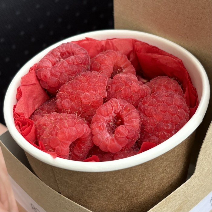 Красный букет комплимент с малиной MIX