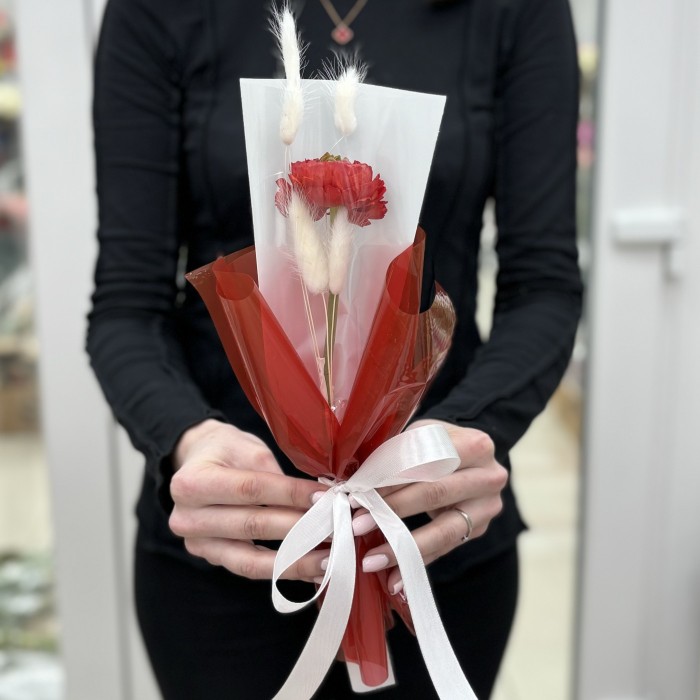 Красный ранункулюс в упаковке
