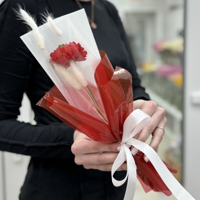 Красный ранункулюс в упаковке