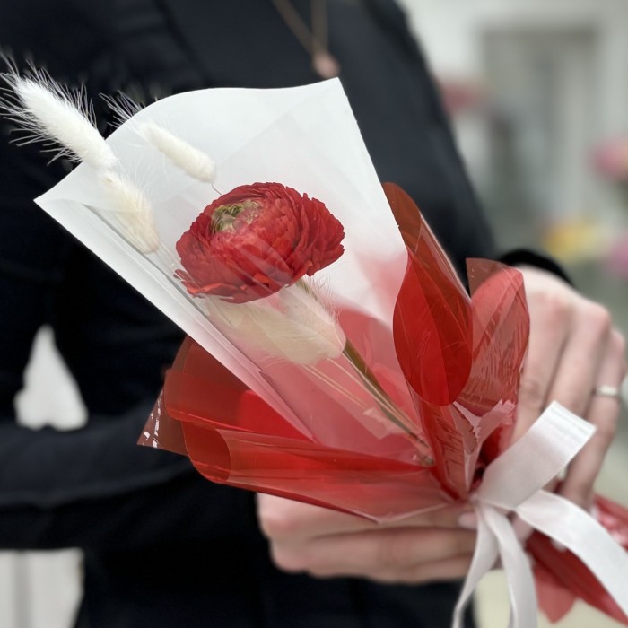 Красный ранункулюс в упаковке