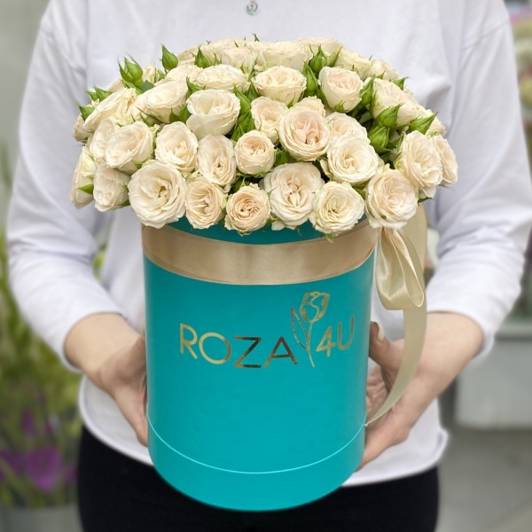 Кремовые кустовые розы Рослин в коробке