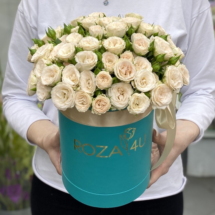 Кремовые кустовые розы Рослин в коробке