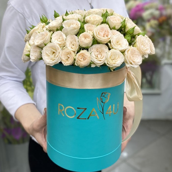 Кремовые кустовые розы Рослин в коробке