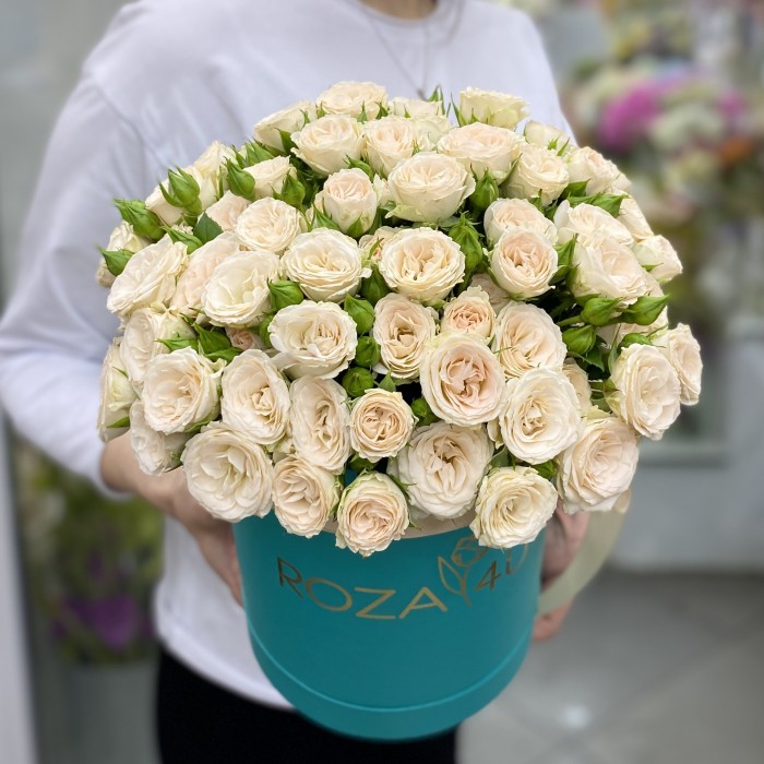 Кремовые кустовые розы Рослин в коробке