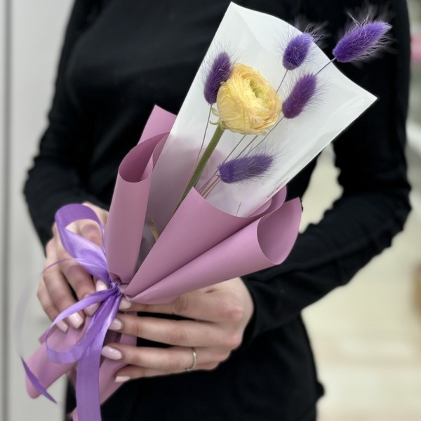 Кремовый ранункулюс в упаковке