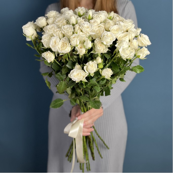 Кустовая белая роза Сноуфлейк 60 см