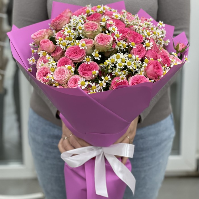 Кустовая пионовидная роза Дионн с ромашкой