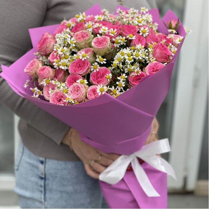 Кустовая пионовидная роза Дионн с ромашкой