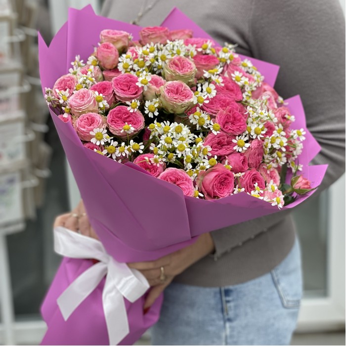 Кустовая пионовидная роза Дионн с ромашкой