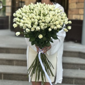 Кустовая белая роза Сноу Баблс 80 см