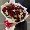 Кустовая красная роза Рубикон с ромашкой