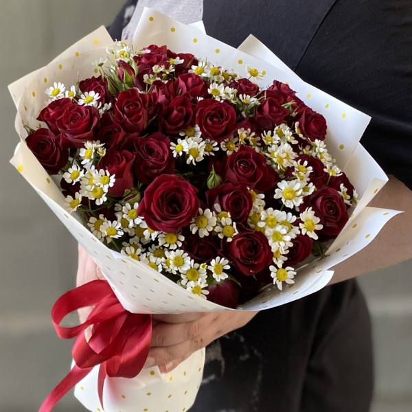 Кустовая красная роза Рубикон с ромашкой