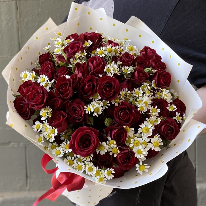Кустовая красная роза Рубикон с ромашкой