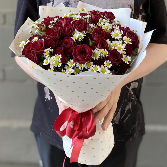 Кустовая красная роза Рубикон с ромашкой