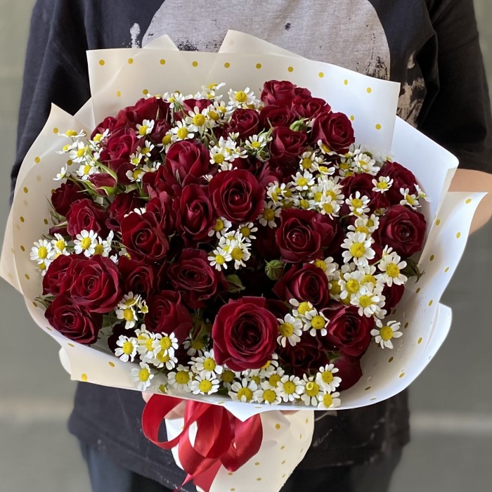 Кустовая красная роза Рубикон с ромашкой