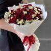 Кустовая красная роза Рубикон с ромашкой