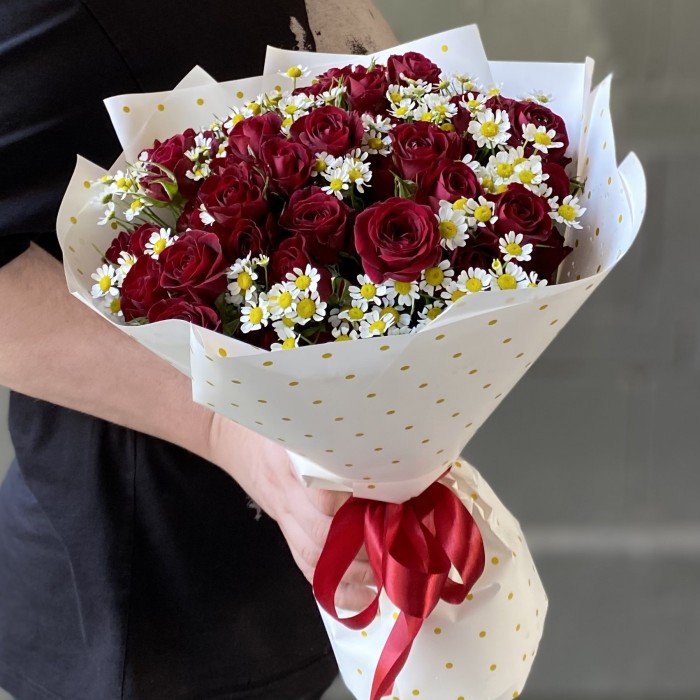 Кустовая красная роза Рубикон с ромашкой