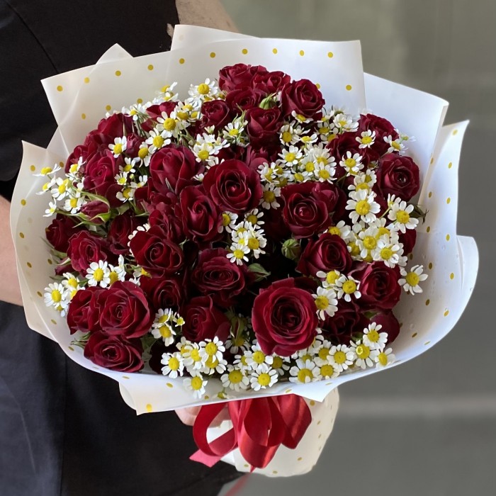 Кустовая красная роза Рубикон с ромашкой