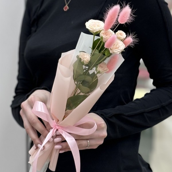 Кустовая кремовая роза Рослин в упаковке