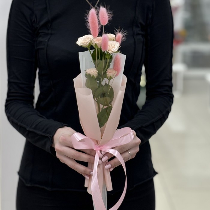 Кустовая кремовая роза Рослин в упаковке