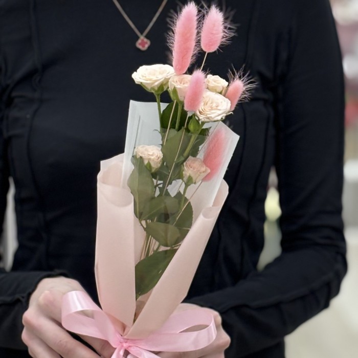 Кустовая кремовая роза Рослин в упаковке