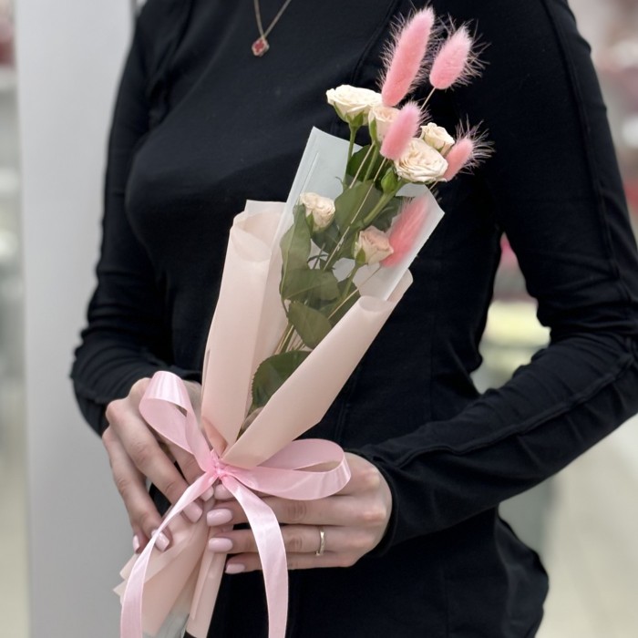 Кустовая кремовая роза Рослин в упаковке