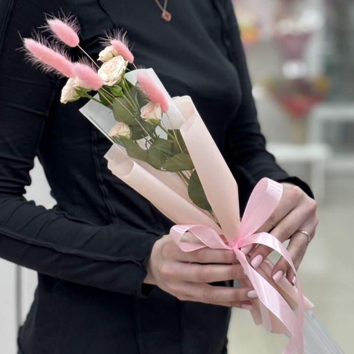 Кустовая кремовая роза Рослин в упаковке