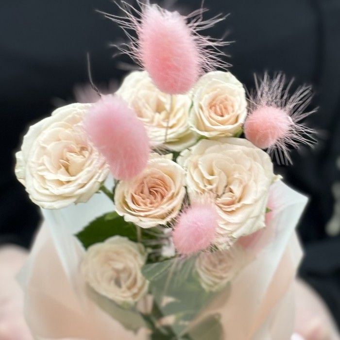 Кустовая кремовая роза Рослин в упаковке