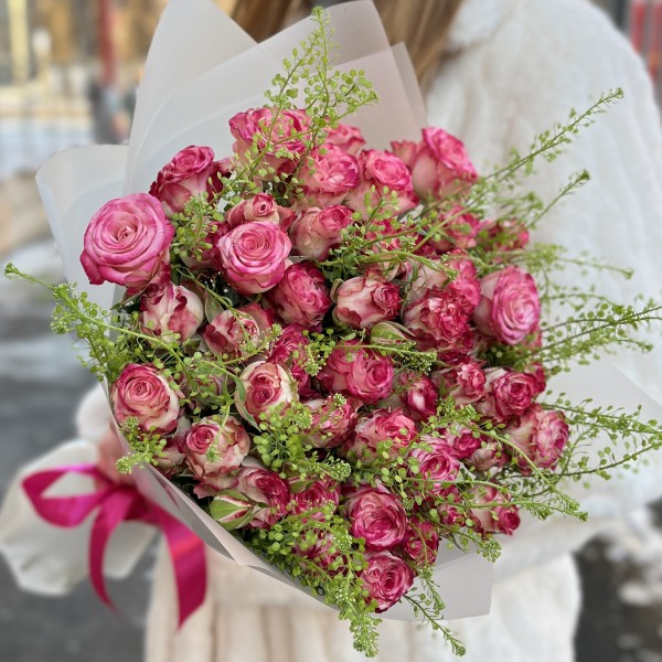 11 кустовых пионовидных роз Сансет мэджик 50 см с гринбелом