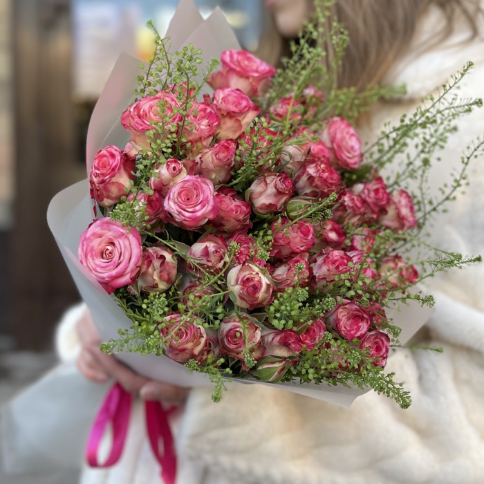 11 кустовых пионовидных роз Сансет мэджик 50 см с гринбелом