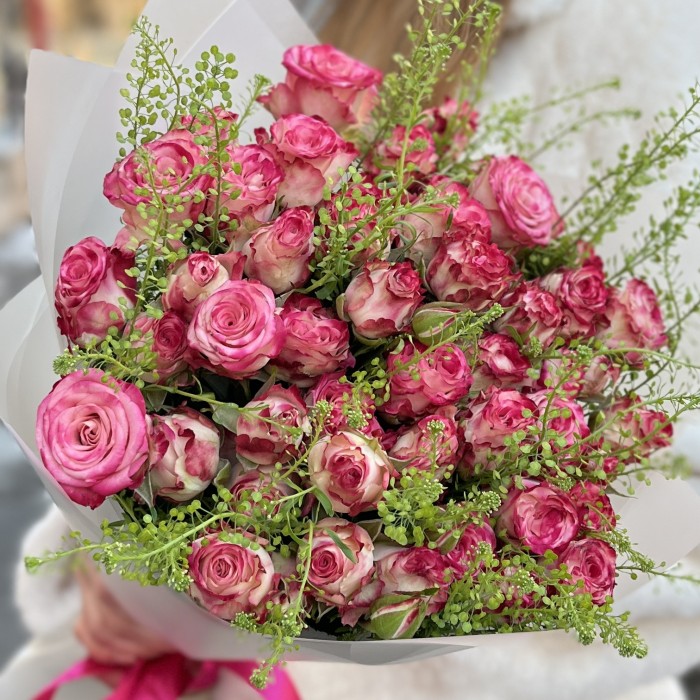 11 кустовых пионовидных роз Сансет мэджик 50 см с гринбелом