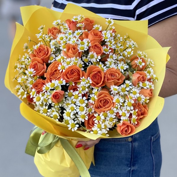 Кустовая оранжевая  роза с ромашкой