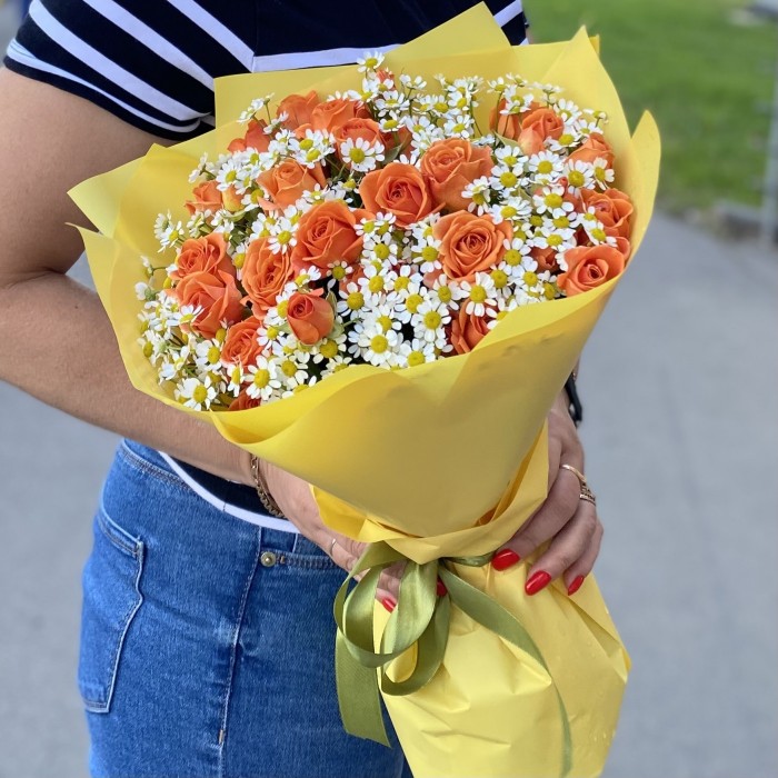 Кустовая оранжевая  роза с ромашкой
