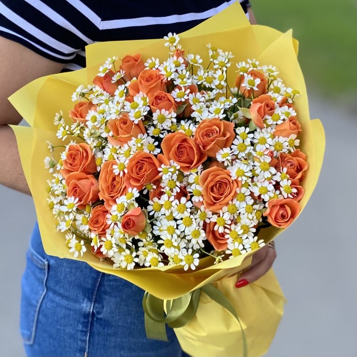 Кустовая оранжевая  роза с ромашкой