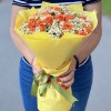 Кустовая оранжевая  роза с ромашкой