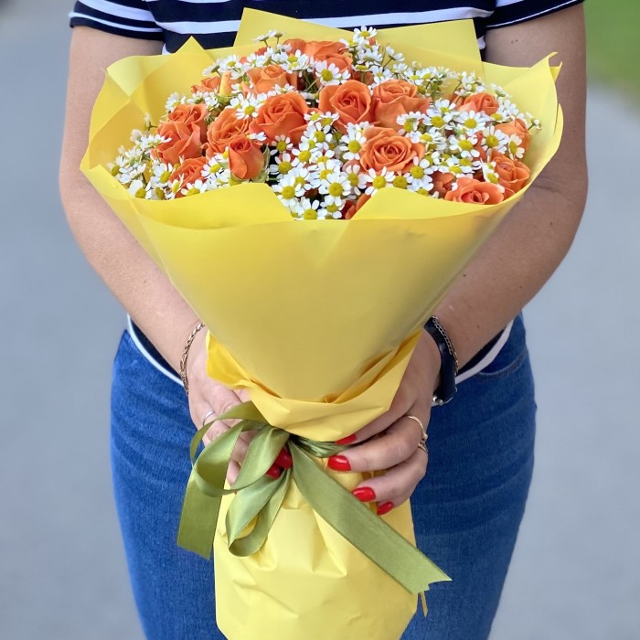 Кустовая оранжевая  роза с ромашкой
