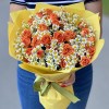 Кустовая оранжевая  роза с ромашкой