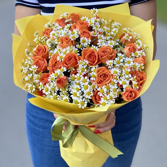 Кустовая оранжевая  роза с ромашкой