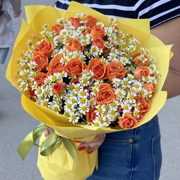 Кустовая оранжевая  роза с ромашкой