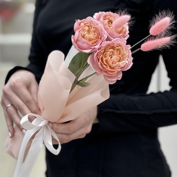 Кустовая пионовидная роза Джульетта в упаковке